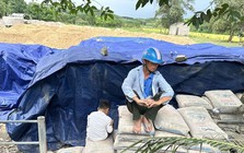 Vụ 200 tấn xi măng 'hóa đá' ở Hà Tĩnh: Tạm đình chỉ công tác một chủ tịch xã