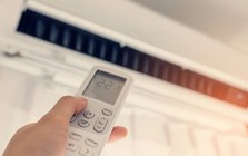 Ngủ phòng kín, bật điều hòa có khiến cơ thể mệt mỏi, rụng tóc?