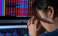 Chứng khoán tăng mạnh, Việt Nam-Index nhẹ nhàng vượt 1.300 điểm, sao nhiều nhà đầu tư vẫn "xa bờ"?