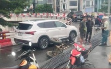 Xe tự chế làm rơi bó sắt dài 12m, cầu Chương Dương ùn ứ kéo dài