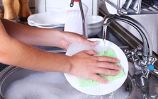 4 kiểu rửa bát càng rửa càng bẩn, tự nuôi mầm bệnh: Tưởng “biết rồi, khổ lắm, nói mãi” nhưng nhiều người vẫn sai