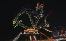 Hé lộ bí mật đằng sau màn trình diễn hàng nghìn drone trên trời: Dùng 200 chiếc đã tốn hơn 2,5 tỷ