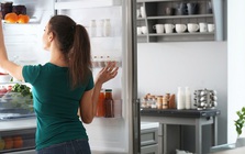 Bác sĩ đến chơi nhà, vừa mở tủ lạnh ra bỗng thét lên: “Trời ơi, mầm bệnh ung thư ở ngay đây!”