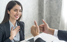 Khi được khen “bạn giỏi quá”, người thường nói “cảm ơn”, người EQ cao trả lời đầy tinh tế khiến người nghe mát lòng