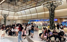 Hà Nội: Người dân đổ đến các Trung tâm Thương mại để tránh nắng 33°C trong kỳ nghỉ lễ 30/4 - 1/5
