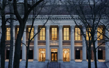 Ông Trump thu hồi quy chế miễn thuế cho Đại học Harvard