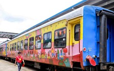 Du khách thích thú trải nghiệm chuyến tàu kết nối quá khứ và hiện tại