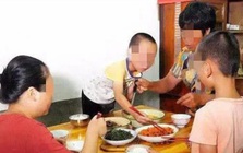 Đưa con về quê nghỉ lễ, tôi điếng người trước câu nói của đứa trẻ trong bữa ăn, ngượng đến mức muốn chui xuống đất