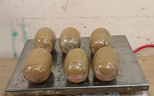 Thu giữ số vàng trị giá 15,4 tỷ đồng giấu trong quần áo tại sân bay