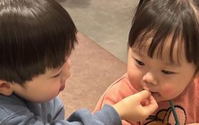 Khi nhà có thêm em nhỏ, người lớn tuyệt đối tránh nói với con lớn 7 câu "đại kỵ" này