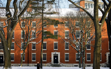 Mỹ ra lệnh mới với Đại học Harvard, sinh viên nước ngoài lao đao