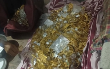 Tịch thu số vàng trị giá 4,6 tỷ đồng và lượng lớn tiền mặt dưới gầm giường 1 thợ hàn