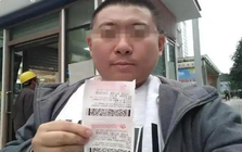 Người đàn ông trúng xổ số 360 triệu đồng trong 2 năm nhưng may mắn không phải do trời ban, bí mật động trời bị phanh vui