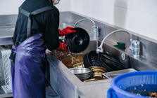 Không ngờ đến nghề này cũng bị cướp việc, nhân viên giờ chỉ biết rửa bát: "Chúng ta rồi thành vô dụng hết"