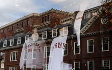 Lo lắng, hồi hộp và run sợ: Sinh viên quốc tế tại Harvard đang hoang mang vì khả năng lâm vào cảnh "đứt gánh giữa đường""