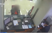 2 thanh niên đến ngân hàng rút 720 triệu đồng, nhân viên phát hiện tài khoản đã 3 năm không hoạt động, gọi cảnh sát vào cuộc điều tra