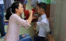 Con trai 4 tuổi đi học mẫu giáo bị sụt 3kg sau nửa tháng, mẹ tức giận "hỏi tội" cô giáo nhưng lại bẽ mặt vì lý do
