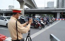 CSGT Hà Nội dùng máy quay, công khai ghi hình phạt nguội xe vi phạm tại 20 điểm