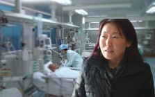 Người đàn ông 60 tuổi bị triệu tập vì khoản nợ xấu 100 triệu đồng 10 năm trước, trên tòa người vợ kiện ngược "ngày ký trên giấy nợ, chồng tôi đã liệt giường"
