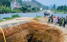 VIDEO: Hình ảnh cuối cùng của người đi xe máy trước khi lao xuống “hố tử thần” mất tích
