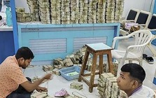 Thu giữ 32 kg vàng cùng hàng xấp tiền mặt tổng trị giá gần 220 tỷ đồng trong căn phòng bí mật của chủ một tập đoàn sản xuất thép, mất hơn 12 tiếng kiểm kê