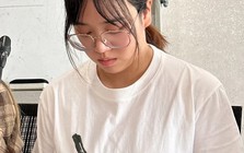 Cảnh tượng nữ sinh ngồi chăm chú viết bài: Nhìn qua tưởng bình thường, cho đến khi "dừng khoảng chừng 3 giây"