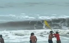 VIDEO: Xôn xao clip nhân viên bảo vệ xô đẩy, ngăn du khách tắm biển khi sóng lớn