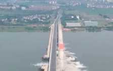Dùng hàng trăm kg thuốc nổ để phá cầu cũ ngay sát công trình mới, Trung Quốc khiến thế giới 'trầm trồ' vì công nghệ đỉnh cao