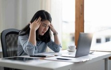 Số lượng công việc không cần kinh nghiệm giảm, 50% Gen Z coi đại học là ‘lãng phí tiền bạc’, lo ngại về tương lai