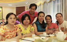 Đi họp lớp, bạn học nghèo bị chê cười vì mặc áo quê mùa: Lúc cô cởi áo ra, cả lớp liền bật khóc