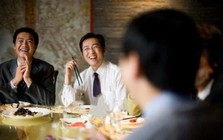 Sau bữa cơm, khách nói “để bạn tốn kém quá”, người thường đáp “không đáng bao nhiêu đâu”, người EQ cao trả lời khiến đối phương mát lòng