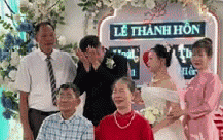 Chú rể ôm mặt khóc nức nở trong đám cưới, cô dâu liên tục vỗ vai an ủi: Xúc động lý do