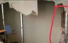 Sửa nhà, người đàn ông sốc nặng khi phát hiện 277 tỷ đồng tiền mặt
