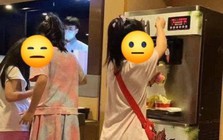 3 đứa trẻ quậy tung máy làm kem ở nhà hàng buffet, lấy lắm rồi bỏ phí, netizen mắng: "Ra đường thì dạy con cho kỹ"