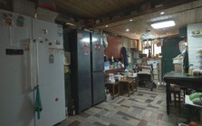 6 thành viên sống chen chúc trong căn nhà 20m²: Muốn leo cầu thang phải cúi người khom lưng, nhìn thôi đã muốn nghẹt thở!