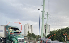 Nguyên nhân cần cẩu công trình ngã đè 2 ô tô ở TPHCM