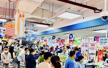 TTTM đông nghịt, hàng ăn hầu như không còn chỗ trống