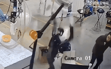 Video sốc: Robot nổi loạn, lao vào tấn công kỹ sư vận hành để "đòi tự do"
