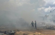 Cháy lớn tại kho rơm ven Quốc lộ 1, nhiều xe PCCC liên tục tiếp nước dập lửa