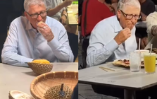 Bắt gặp Bill Gates ngồi ăn sầu riêng