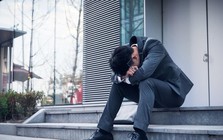 Đừng oán hận tại sao chăm chỉ mà vẫn không thoát NGHÈO, 5 lối tư duy này đang “ghìm chặt”con người trong cảnh túng thiếu!