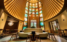 Cửa hàng Starbucks siêu đặc biệt tại Hà Nội: Trần nhà mô phỏng nón lá, đường cong Hồ Gươm uyển chuyển