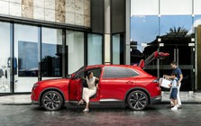 Sạc miễn phí, vận hành mạnh, VF 8 thành SUV gia đình hot hè này