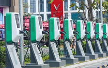 Ông Phạm Nhật Vượng bắt tay cùng lúc 4 đối tác, triển khai 'siêu dự án' mở 63.000 cổng sạc ở Indonesia - tham vọng phủ sóng Đông Nam Á