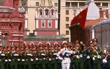 Cận cảnh cờ đỏ sao vàng tung bay ở Moscow, đoàn quân nhân Việt Nam sải bước kiêu hãnh trên Quảng Trường Đỏ