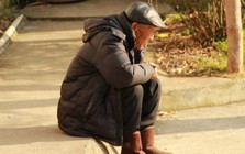 Viết di chúc để lại 5 mảnh đất cùng 13 cây vàng cho hàng xóm, người đàn ông khiến các con chết lặng