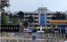 Không bóng cha mẹ chờ trước cổng trường mùa thi đại học: 1 tỉnh khiến cả Trung Quốc sửng sốt vì lý do này