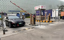 Đỗ xe 5 phút bị thu 18 triệu đồng, người phụ nữ gọi ngay cảnh sát, nhân viên thu phí tuyên bố: "Lỗi của cô chiếm phần lớn"