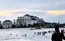 Dù lượn chao đảo rồi rơi xuống biển Hạ Long, du khách hoảng loạn