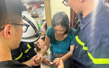 Hà Nội: Dùng thang, cắt cửa giải cứu người phụ nữ mắc kẹt ở tầng 3 ngôi nhà Hà Nội: Dùng thang, cắt cửa giải cứu người phụ nữ mắc kẹt ở tầng 3 ngôi nhà